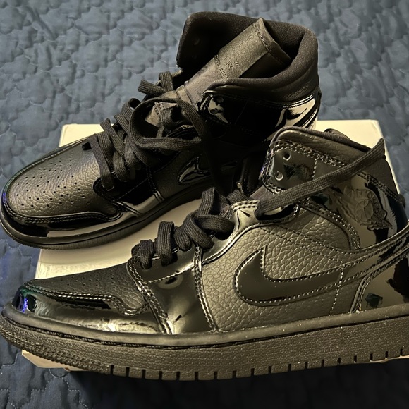 Air Jordan 1 Mid Size 8 - Picture 1 of 7